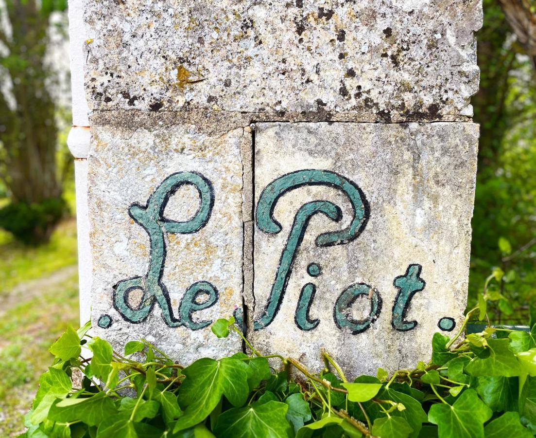 Petit Chateau Le Piot Bed & Breakfast Fleurance Exterior photo
